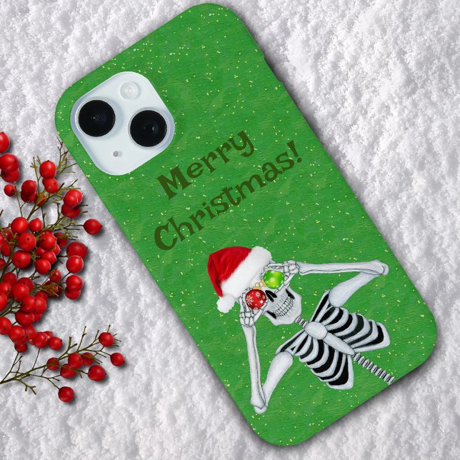Coques Case-Mate iPhone Creepmas Squelette de Santa Hat Ornements sur Vert (Fun Skeleton Holding Red and green ornaments to eyes on green with gold flecks cell phone case.)