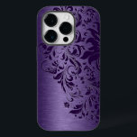 Coque Pour iPhone 14 Pro Dentelle violette en aluminium brossé métallisé vi<br><div class="desc">Tons violets profonds look aluminium brossé métallique avec dentelle florale violet foncé. Disponible sur d'autres produits et 8 couleurs différentes.</div>