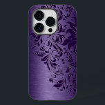 Coque Pour iPhone 14 Pro Dentelle violette en aluminium brossé métallisé vi<br><div class="desc">Tons violets profonds look aluminium brossé métallique avec dentelle florale violet foncé. Disponible sur d'autres produits et 8 couleurs différentes.</div>
