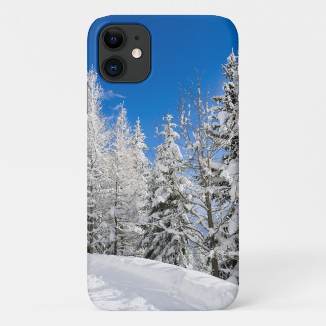 Coques Case-Mate iPhone Des arbres à neige sous un ciel bleu clair (Dos)
