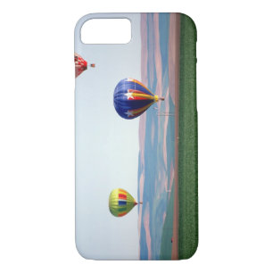 Coque Case-Mate iPhone Des montgolfières colorées flottent au-dessus du b