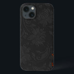 iPhone 13 Coque Design floral élégant monochromatique gris foncé<br><div class="desc">Élégant monogramme vintage monochromatique gris foncé simple.Monogramme personnalisé et optionnel en rouge de corail suggéré. L'aspect bossé est un effet photoshop et pas réel.</div>