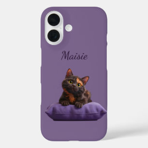 Coque Pour iPhone 16 Dessin Tortoiseshell Kitten sur coussin pourpre