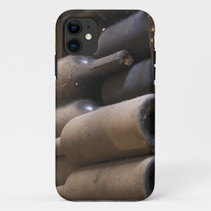 Coques Pour iPhone Détail de bouteilles poussiéreuses sur lattes en b