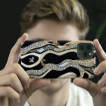 Coque Case-Mate iPhone Diamants blancs, conception de mandala de bordure<br><div class="desc">Ce design présente des diamants blancs et de l'or,  le design mandala sur un arrière - plan noir.</div>