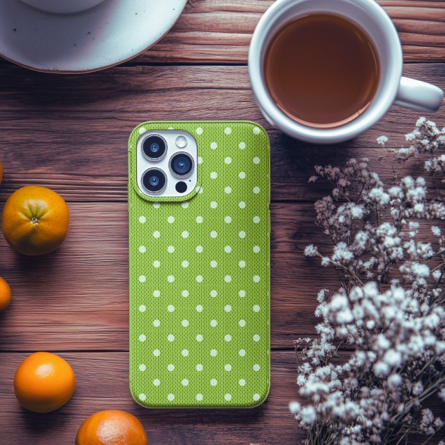 Coques Case-Mate iPhone Dotty Delight Green (A Dotty Delight Green Case-Mate iPhone Case is on the table. )