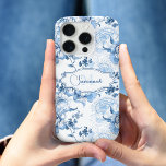 Coque Case-Mate iPhone Élégant bleu gravé Nom floral / Monogramme<br><div class="desc">Elégant motif floral d'inspiration vintage gravé bleu et blanc avec rouleaux et vignes ornementales avec étiquette personnalisé avec champs de texte pour votre nom et/ou monogramme.</div>