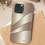 Case-Mate iPhone Case Élégant Champagne Shimmer Vagues Motif avec nom<br><div class="desc">Un boîtier de téléphone élégant et élégant pour protéger votre téléphone dans le style. Il est doté d'un motif de courbes ondulées dans des couleurs neutres au champagne chatoyantes avec des ombres et des reflets. Un modèle de texte est inclus pour personnaliser avec votre nom, monogramme ou autre texte désiré....</div>