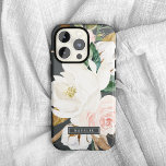 Case-Mate iPhone Case Élégant Magnolia | Nom personnalisé noir et blanc<br><div class="desc">Cette élégante boîte de téléphone personnalisée en noir et blanc magnolia est le cadeau parfait pour elle. Le design floral moody est composé de pivoines roses d'aquarelle, de magnifiques fleurs de magnolia blanches et de coton avec de l'or et des feuilles verts dans un agencement luxueux sur un arrière -...</div>