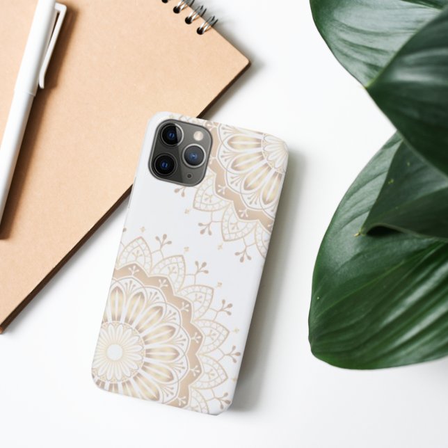 Coques Case-Mate iPhone Elégant Motif Mandala Gold sur blanc (Elegant Gold Mandala Pattern on White Case-Mate iPhone Case)