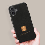 Coque Pour iPhone 16 Élégant or monogrammed nom de script noir cuir<br><div class="desc">Coque iphone monogrammed exclusif et tendance,  avec un carré en faux or sur un arrière - plan élégant en cuir noir (IMPRIMÉ,  PAS VRAI TEXTURE EN CUIR).                  Personnalisez-le avec votre nom de signature de script blanc et vos initiales de nom de monogramme.</div>