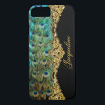 Coques Pour iPhone Elégant Peacock Feathers Vintage Baroque Rococo<br><div class="desc">Ce boîtier de téléphone design présente une image royale et complète de jolies plumes de queue paon. Un rococo baroque à la parties scintillant dorée brille et brille avec des étoiles scintillantes. Personnalisé avec votre prénom ou tout texte que vous souhaitez utiliser le simple champ modèle fourni. Beau, classe, style...</div>