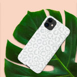 Case-Mate iPhone Case Elegant White Gray Leopard Cheetah Animal Print<br><div class="desc">Cette élégante motif chic conviendra parfaitement à la fashionista branchée et chic. Il dispose d'un motif poster de animal léopard blanc et gris dessiné à la main. C'est moderne, simple et mignon. ***REMARQUE IMPORTANTE DE CONCEPTION : Pour toute demande de conception personnalisée comme les demandes de produit correspondant, les changements...</div>