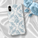 Case-Mate iPhone Case Elégante toile florale blanche et bleue gravée<br><div class="desc">Elégant motif de toile florale bleu poussiéreux d'inspiration vintage avec roses,  vignes et parchemins sur un arrière - plan blanc. Un motif sans couture peut être mis à niveau vers le haut ou vers le bas.</div>