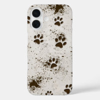 Empreintes de pattes de chien boueux