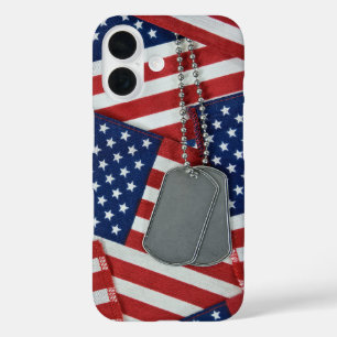 Coques iPhone 16 étiquette de chien militaire sur les drapeaux
