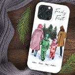 Case-Mate iPhone Case Famille Première aquarelle Famille de 4 et Noms<br><div class="desc">Coque iphone personnalisé avec scène familiale branchée. Le dessin a une aquarelle illustration hivernale d'une famille de quatre et est écrit avec "Famille d'abord" en écriture manuscrite. Le modèle est prêt pour vous à ajouter vos noms. Conçu pour l'iPhone 13 Pro Max mais il conviendra à de nombreux autres modèles....</div>