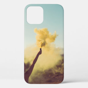 Case-Mate iPhone Case Femme debout dans le désert tenant la flamme