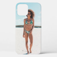 Femme en bikini debout sur le sable