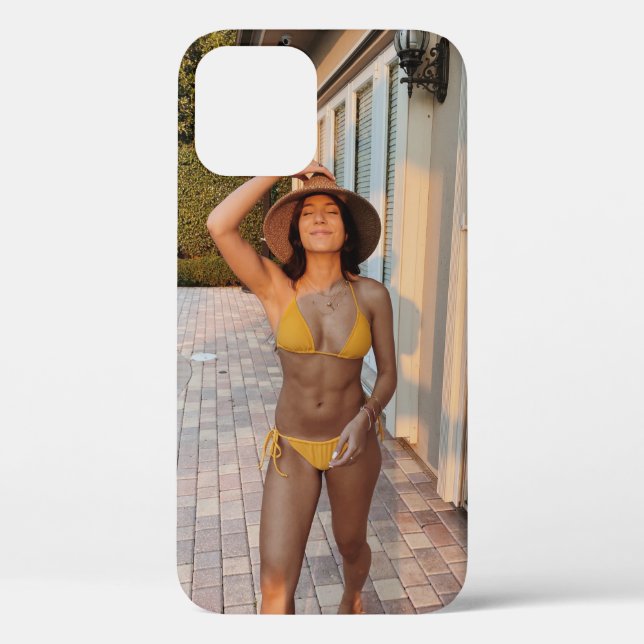 Coques Case-Mate iPhone Femme en bikini jaune debout sur le flo de brique  (Verso)