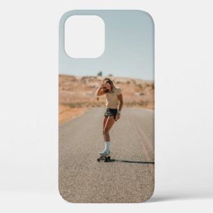 Case-Mate iPhone Case Femme en chemise blanche courant sur la route le m