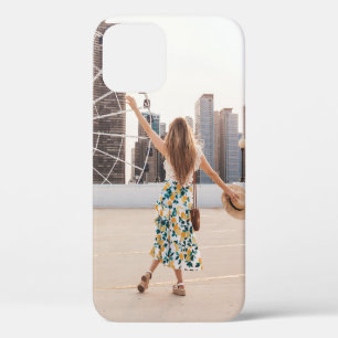 Case-Mate iPhone Case Femme en robe florale blanche et bleue tenant casq
