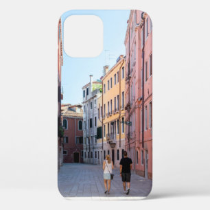 Case-Mate iPhone Case Femme en veste noire marchant sur le trottoir dans