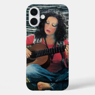Coque Pour iPhone 16 Plus Femme Jouant De La Musique Avec Guitare Acoustique