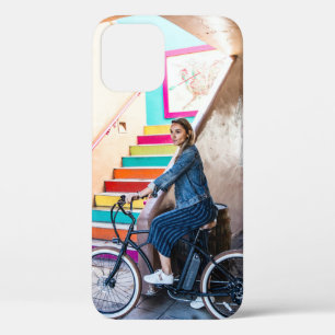 Case-Mate iPhone Case Femme portant veste et shorts en denim bleu