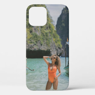 Case-Mate iPhone Case Femme sur le plan d'eau entre les bateaux marrons