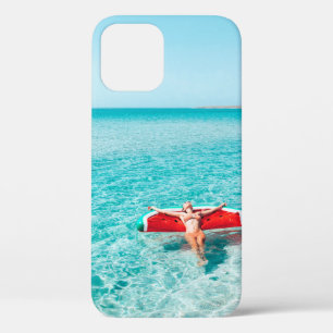 Case-Mate iPhone Case Femme sur lilo dans l'eau de mer. Fille se relaxer