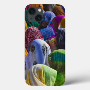iPhone 13 Case Femmes en saris colorés se rassemblent