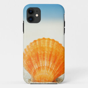 Etui iPhone Case-Mate Feston Shell orange se tenant droit en sable