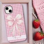 Coque Case-Mate iPhone Fille Pink Bow En vichy Plaid Personnalisé<br><div class="desc">Rose, preppy et personnalisé ! Ce coque iphone girly dispose d'un arc rose sur en vichy plaid avec le nom des propriétaires écrit en douce police manuscrite. Conçu pour l'iPhone 14 Plus mais il conviendra à de nombreux autres modèles. Si vous choisissez un autre modèle, vérifiez que la conception semble...</div>