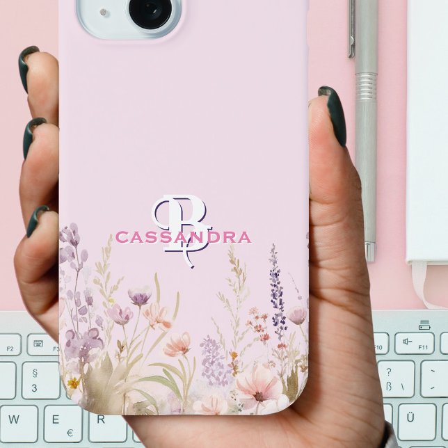 Coques Case-Mate iPhone Fille Rose Fleurs sauvages Nom Monogramme (Close-up view of pink monogrammed wildflower iPhone case. Personalized just for you.)