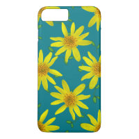 Fleur sauvage jaune de jardin sur toute couleur