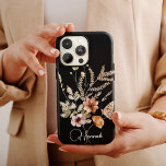 Case-Mate iPhone Case Flores de saumons d'aquarelle vintages avec nom<br><div class="desc">Cette jolie mallette de téléphone dispose d'un arrière - plan noir, belle aquarelle bouqet floral avec papillon et votre nom dans élégant script de calligraphie. C'est le coque parfait pour quiconque veut un design qui se démarque. Ajoutez votre nom pour customiser cette conception. Il fait également un merveilleux cadeau d'anniversaire...</div>