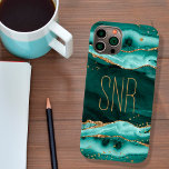 Coque Case-Mate iPhone Géode Agate Turquoise Monogramme Nom Parties scint<br><div class="desc">Élégante, élégante étui de téléphone portable personnalisé avec agate turquoise turquoise, géode et marbre avec parties scintillant faux or avec un monogramme, initiales ou nom montré dans un style de police moderne modifiable en or. OPTIONS : L'exemple est affiché sur un iPhone 14 à peine Il y a un style...</div>