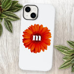 Coque Case-Mate iPhone Gerbera Daisy Monogramme initial<br><div class="desc">Fleur de marguerite gerbera orange brûlante avec un design moderne de monogramme de typographie coque inférieure. Modifiez la première pour personnaliser.</div>