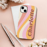 Coque Case-Mate iPhone Girly Retro Vintage Wave Nom personnalisé<br><div class="desc">Girly Retro Vintage Wave Personnalisée Nom iPhone Smart Phone Boîtes dispose d'une vague rétro dans les tons rose, orange et blanc avec votre nom personnalisé dans élégant script moderne accentué. Personnalisez en modifiant le texte dans la zone de texte fournie. Parfait pour l'anniversaire, Noël, Fête des Mères, baby showers, douches...</div>