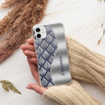 Case-Mate iPhone Case Glam Art Déco Motif Silver Navy Nom bleu<br><div class="desc">Ce design est composé d'un motif fantaisiste bleu marine et argenté à gauche,  et d'une fausse image argentée à droite en forme d'onde bordée de faux parties scintillant argenté. Personnalisez-le avec votre nom ou monogramme dans une police de brosse design bleu marine.</div>
