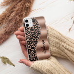 Coque Case-Mate iPhone Glam Leopard Spots Rose Gold Black Metallic Nom<br><div class="desc">Ce design présente un motif tacheté léopard rose chic sur un arrière - plan noir à gauche, et une image de faux feuille d'or rose à droite en forme d'onde bordée d'une fausse parties scintillant en or rose. Personnalisez-le avec votre nom ou votre monogramme dans une police de brosse manuscrite...</div>