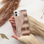 Case-Mate iPhone Case Glam Rose Gold Faux Foil Leopard Spots Nom<br><div class="desc">Ce design présente un motif tacheté en or rose chic et en léopard métallique rouillé parsemé d'une parties scintillant holographique blanche brillante à gauche, et une fausse image en or rose à droite en forme d'onde bordée d'une fausse parties scintillant en or rose. Personnalisez-le avec votre nom ou monogramme dans...</div>
