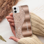 Case-Mate iPhone Case Glam Rose Gold Faux Foil Leopard Spots Nom<br><div class="desc">Ce design présente un motif tacheté en or rose chic et en léopard métallique rouillé parsemé d'une parties scintillant holographique blanche brillante à gauche, et une fausse image en or rose à droite en forme d'onde bordée d'une fausse parties scintillant en or rose. Personnalisez-le avec votre nom ou monogramme dans...</div>