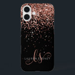 Coque Pour iPhone 16 Plus Glam Rose Gold Parties scintillant Élégant Monogra<br><div class="desc">Glam Rose Gold Parties scintillant coque iphone monogramme élégant. Personnalisez facilement ce design branché de boîtier de téléphone chic avec une élégante parties scintillant brillante d'or rose sur un arrière - plan noir. Le design comprend votre monogramme manuscrit avec de jolis tourbillons et nom.</div>