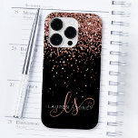 Coque Case-Mate iPhone Glam Rose Gold Parties scintillant Élégant Monogra<br><div class="desc">Glam Rose Gold Parties scintillant coque iphone monogramme élégant. Personnalisez facilement ce design branché de boîtier de téléphone chic avec une élégante parties scintillant brillante en or rose sur un arrière - plan noir. Le design comprend votre monogramme manuscrit avec de jolis tourbillons et nom.</div>