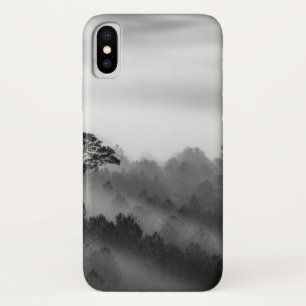 Case-Mate iPhone Case Grand arbre dans la forêt de pin dans la brume