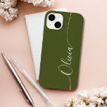 Coque Case-Mate iPhone Green White Elegant Calligraphie Nom du script<br><div class="desc">Green White Elegant Calligraphy Script personnalisé Nom personnalisé iPhone 14 Smart Phone Boîtes dispose d'un design moderne et tendance simple et élégant avec votre nom personnalisé dans élégante calligraphie manuscrite typographie de script sur un arrière - plan vert. Conçu par ©Evco Studio www.zazzle.com/store/evcostudio</div>