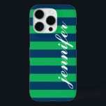 Coque iPhone 16 Pro Grèves de Green et de Navy sur mesure Script Nom d<br><div class="desc">Habille et protège ton iphone avec un design motif rayé preppy,  moderne et audacieux qui est personnalisé monogrammed avec ton prénom dans une police de script en minuscules. Bandes horizontales bleu marine foncé / indigo et vert kelly contrastées avec le texte blanc.</div>