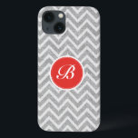 iPhone 13 Coque Gris clair Chevron Motif Lin Texture Monogramme<br><div class="desc">Elégant motif transparent géométrique gris clair et blanc rétro chevron avec texture lin et monogramme personnalisable et optionnel. Touche rouge-orange.</div>